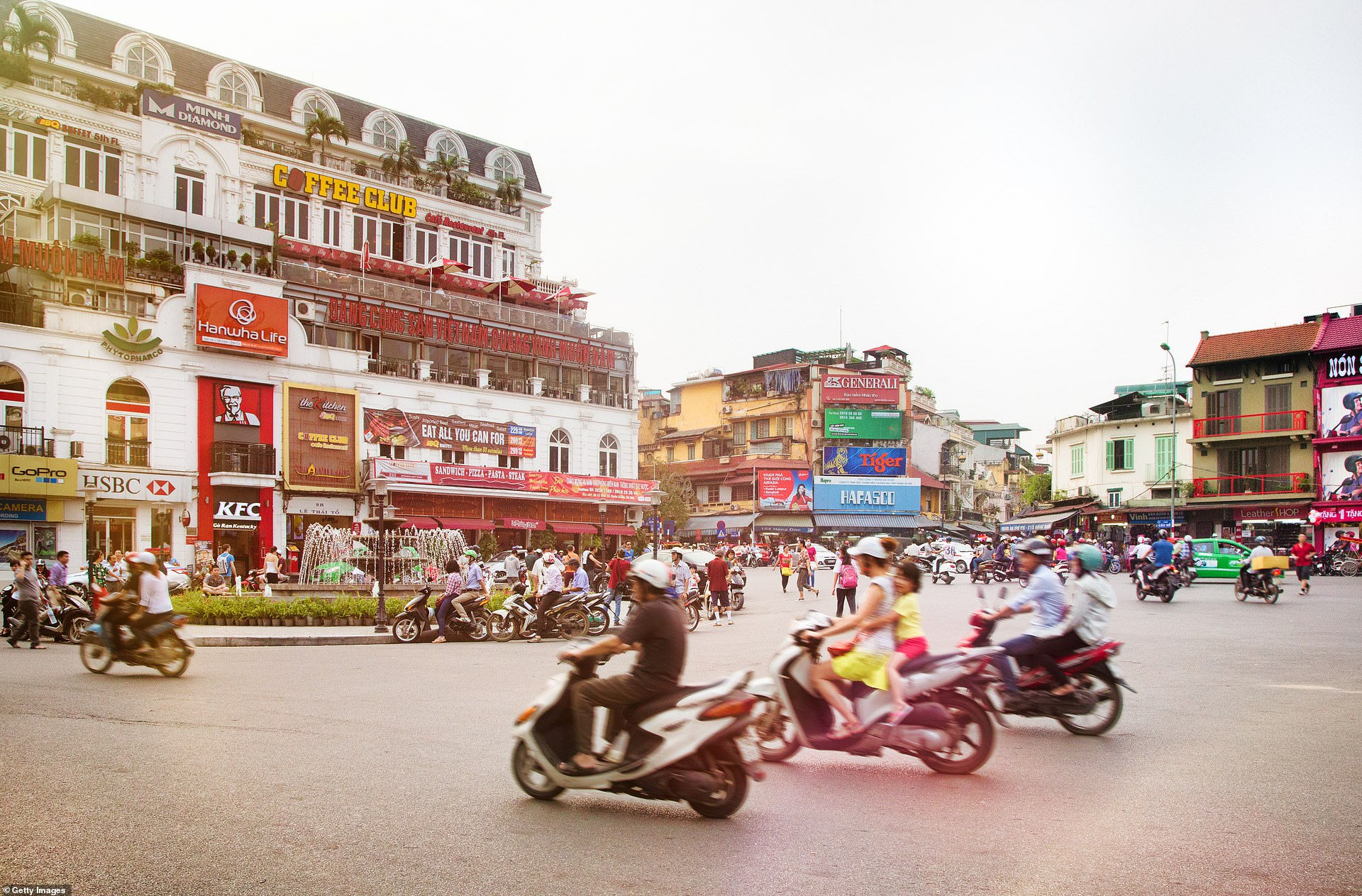 Xe cộ qua lại tại Quảng trường Đông Kinh Nghĩa Thục ở quận Hoàn Kiếm, Hà Nội - thành phố có dân số khoảng 7,5 triệu người.