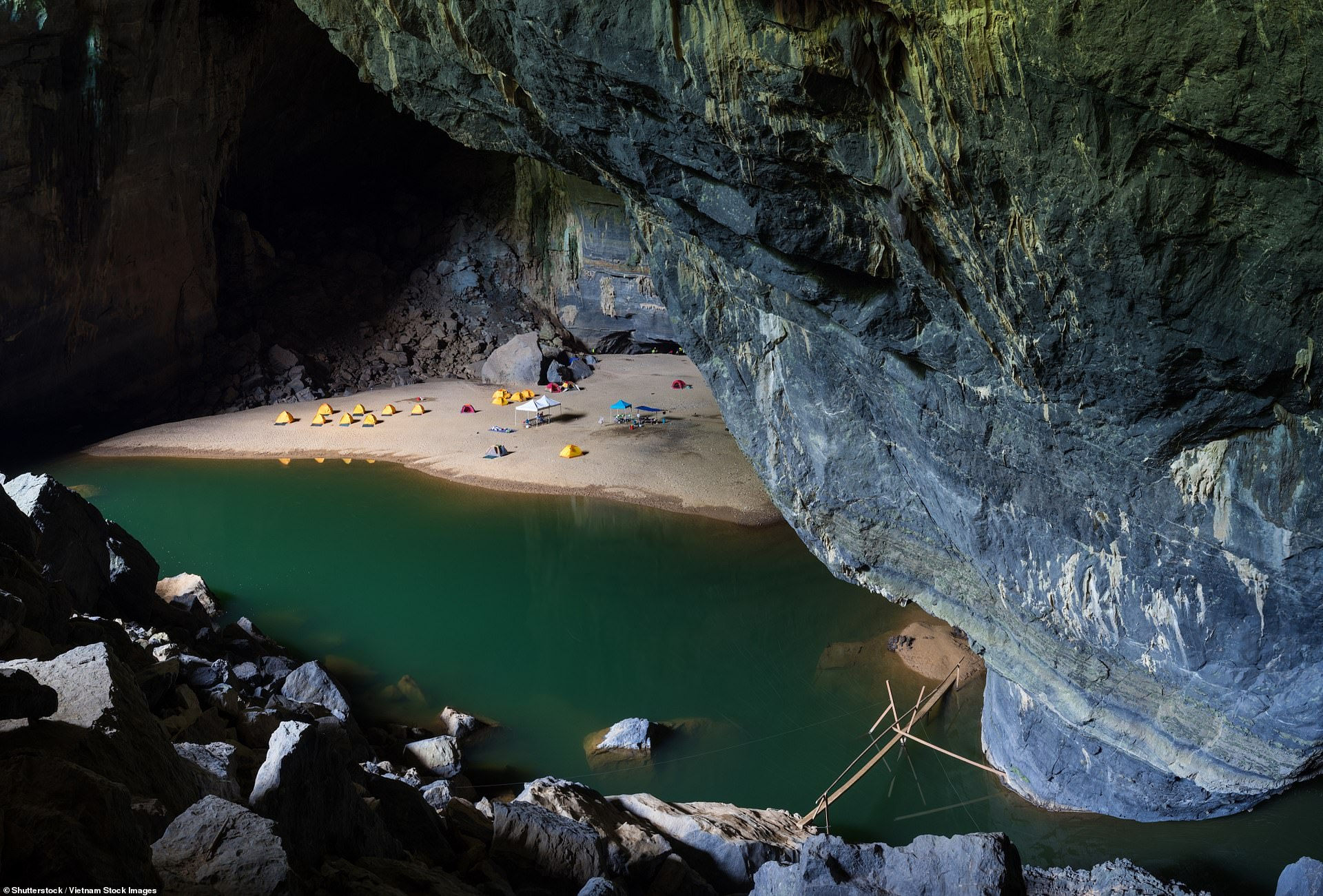 Lối vào hang Sơn Đoòng - hang động lớn nhất thế giới, nằm trong Di sản thiên nhiên thế giới Phong Nha-Kẻ Bàng ở miền Trung Việt Nam. Hang Sơn Đoòng mở cửa cho công chúng vào tham quan kể từ năm 2013.