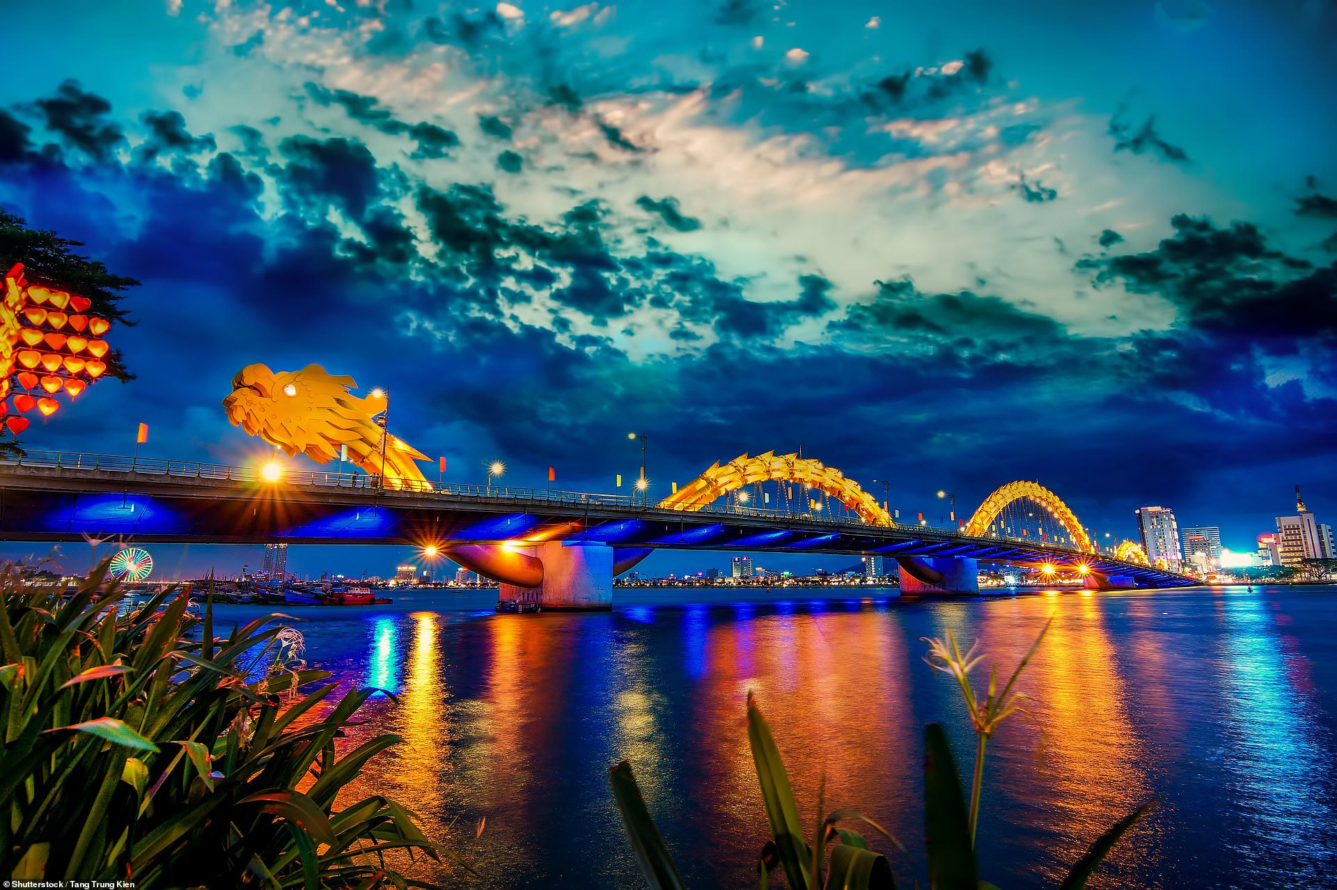 Cầu Rồng ở Đà Nẵng rực sáng về đêm.