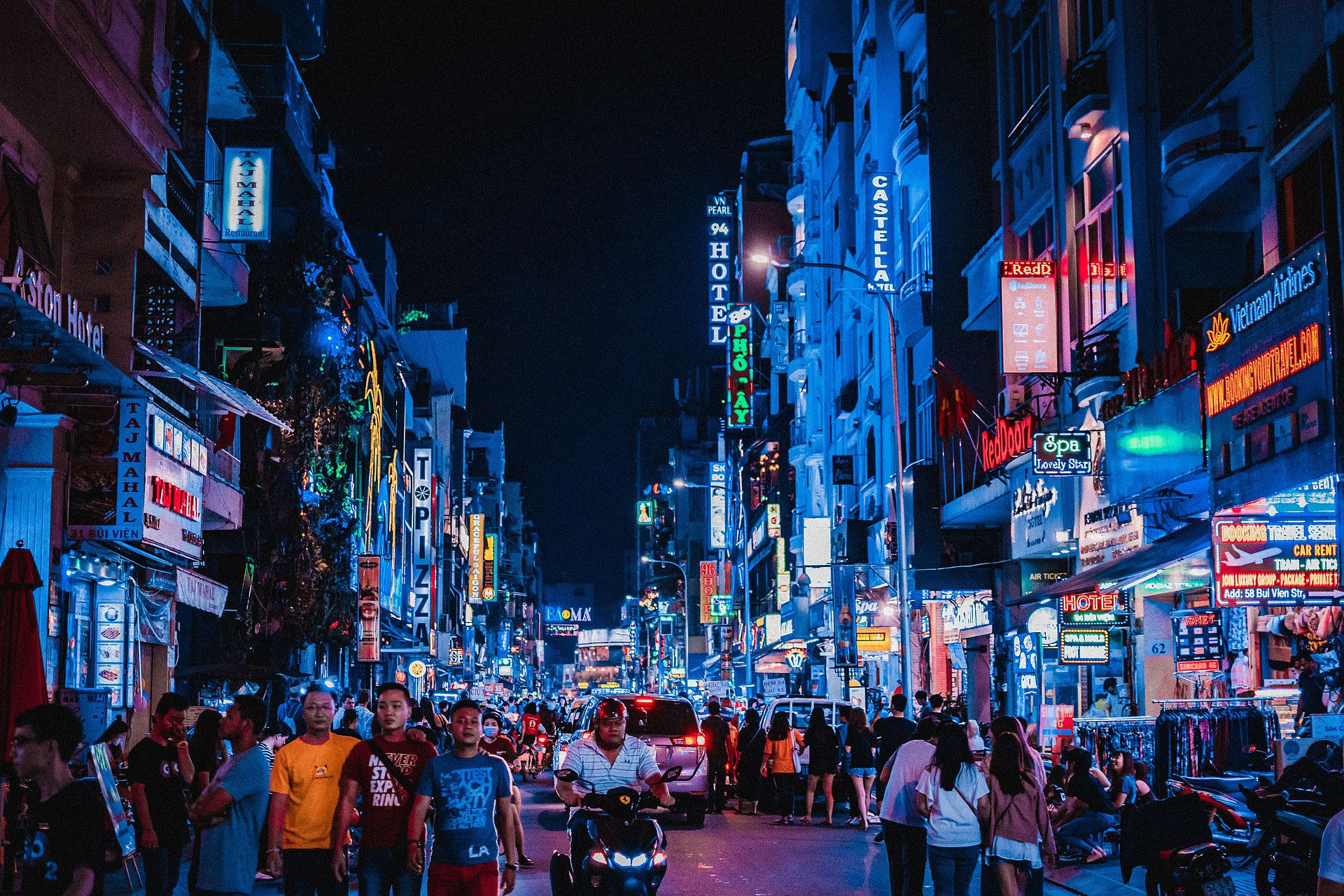 Thành phố Hồ Chí Minh về đêm trong một bức ảnh được nhiếp ảnh gia miêu tả là “sự hỗn loạn có tổ chức”. Thành phố Hồ Chí Minh là thành phố được ghé thăm nhiều nhất tại Việt Nam, với 6,3 triệu lượt khách trong năm 2017.