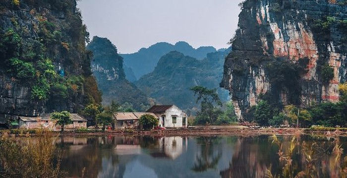 Những ngôi nhà nhỏ lưng tựa núi và nằm sát mép nước tại tỉnh Ninh Bình.