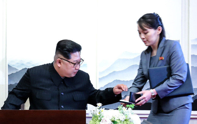 Ông Kim Jong Un lấy bút từ em gái Kim Yo Jong để ký tuyên bố chung liên Triều.