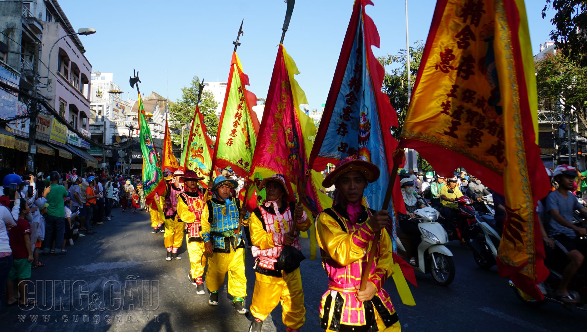 Từ 16h, cuộc diễu hành nghệ thuật quần chúng diễn ra, xuất phát từ đường Hải Thượng Lãn Ông, đoàn đi theo lộ trình đường Châu Văn Liêm, Lão Tữ, Lương Nhữ Học, Nguyễn Trãi.