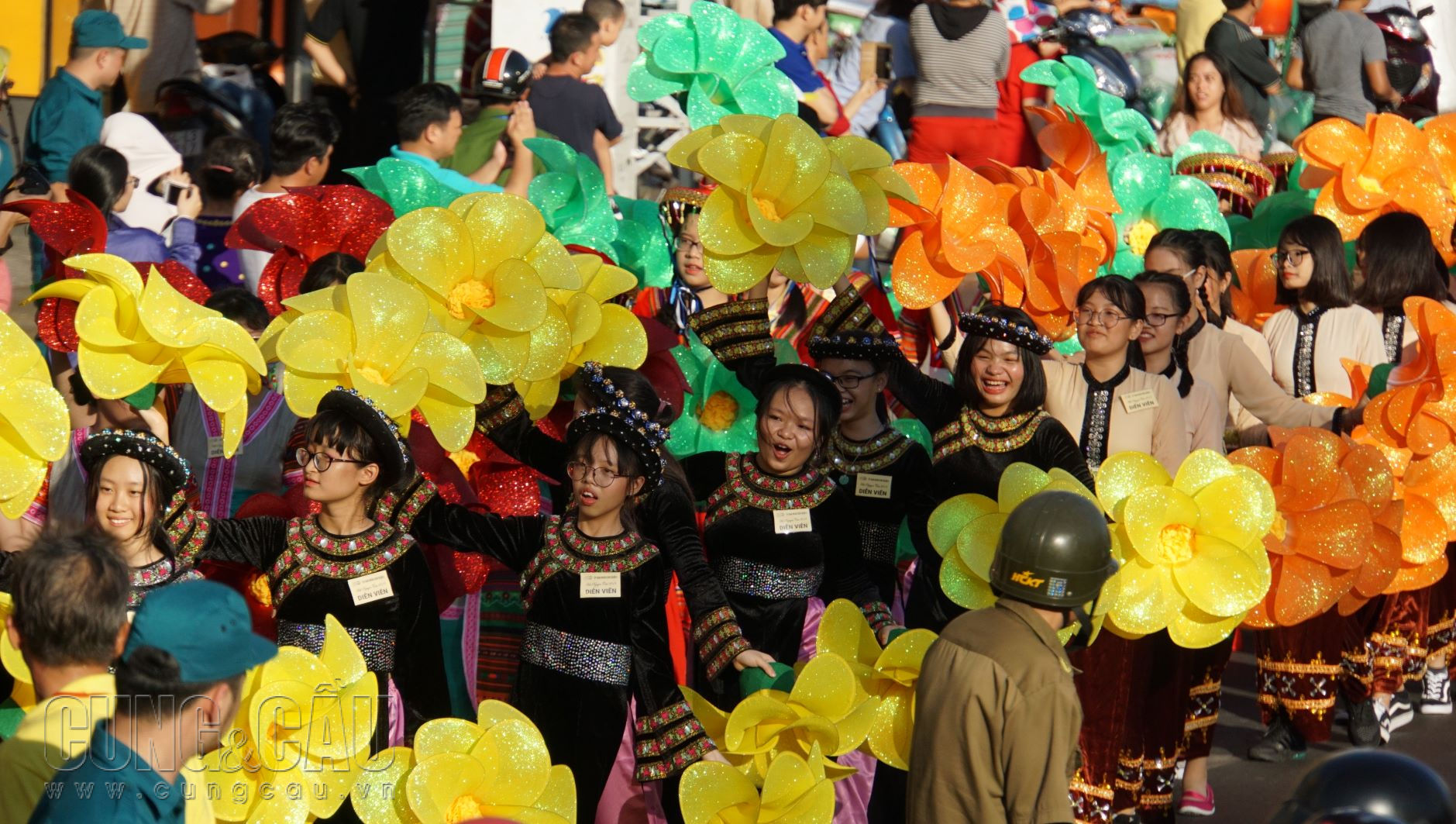 Các diễn viên biểu diễn múa hoa trong lễ hội.