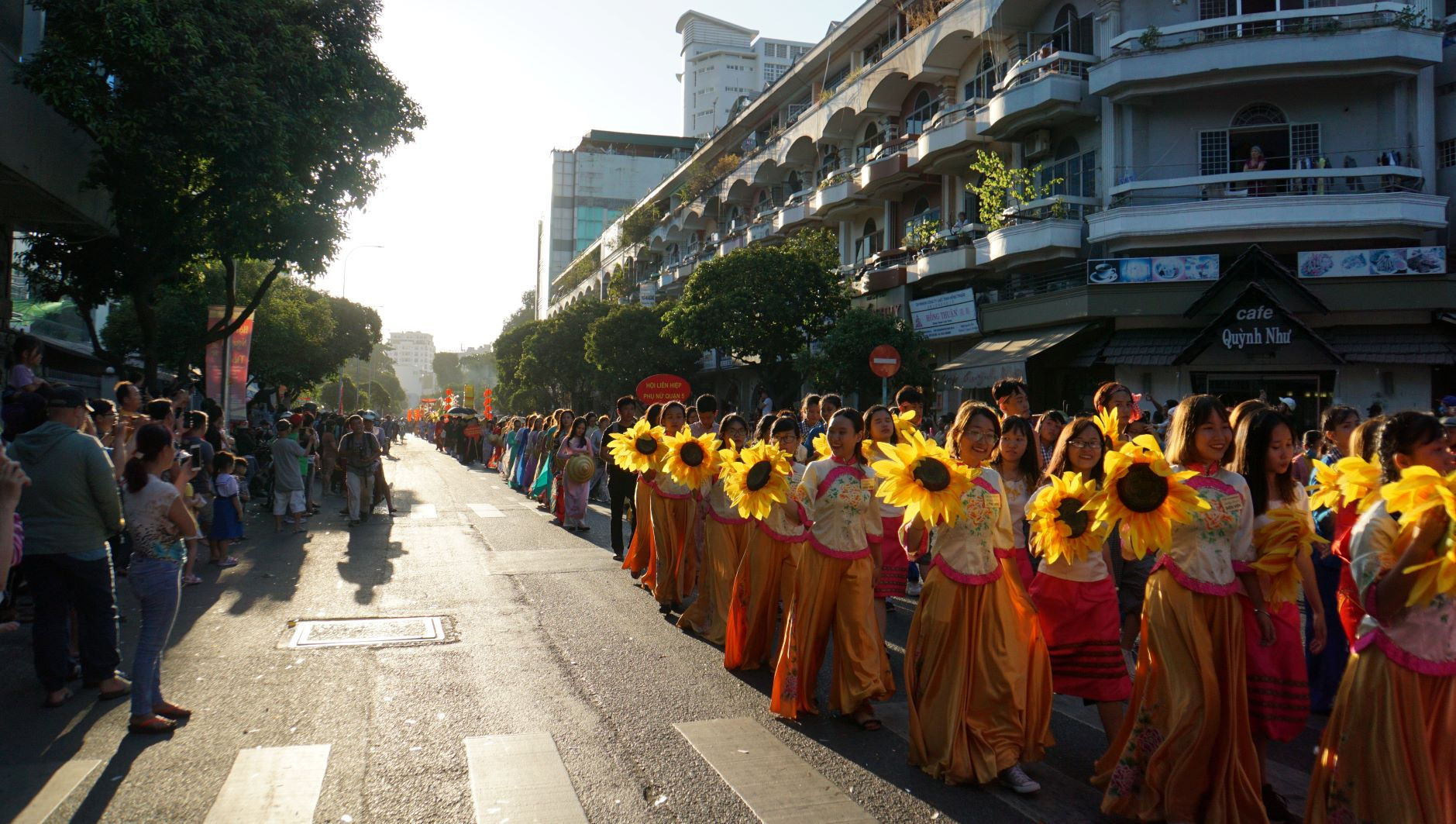 Dù thời tiết nắng nóng, đoàn diễu hành vẫn đi các con đường quanh khu vực Chợ Lớn.