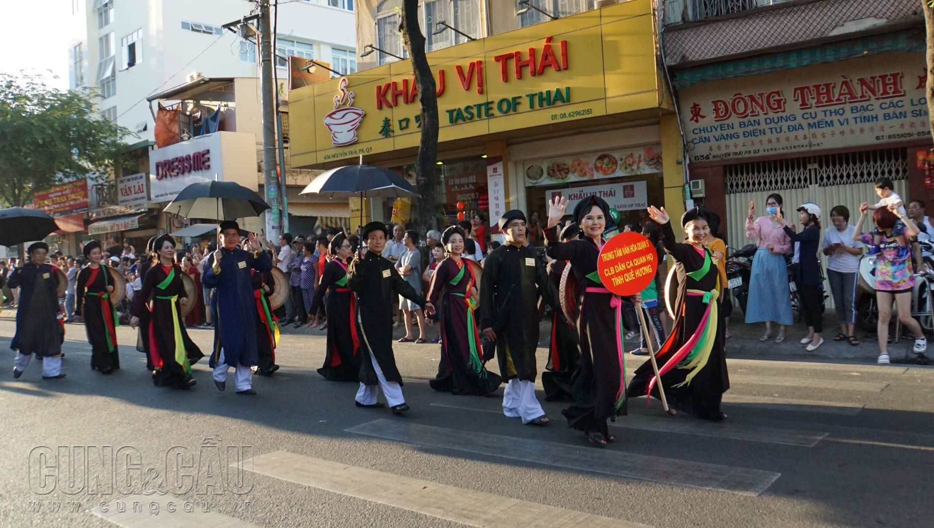 Câu lạc bộ quan họ của quận 5 cũng hào hứng tham gia buổi diễu hành truyền thống.