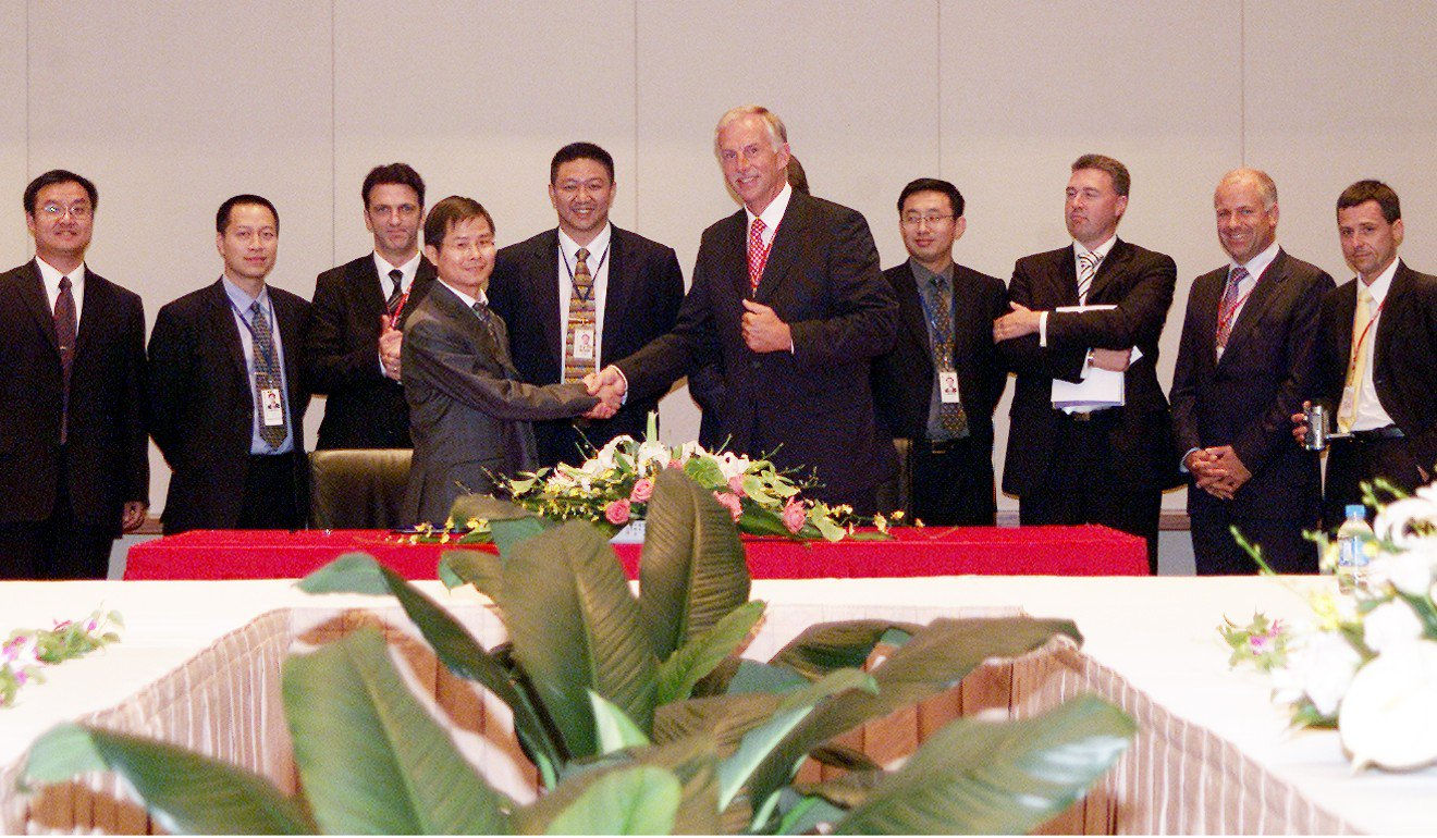 Buổi ký kết hợp đồng giữa Huawei và Telfort năm 2004.