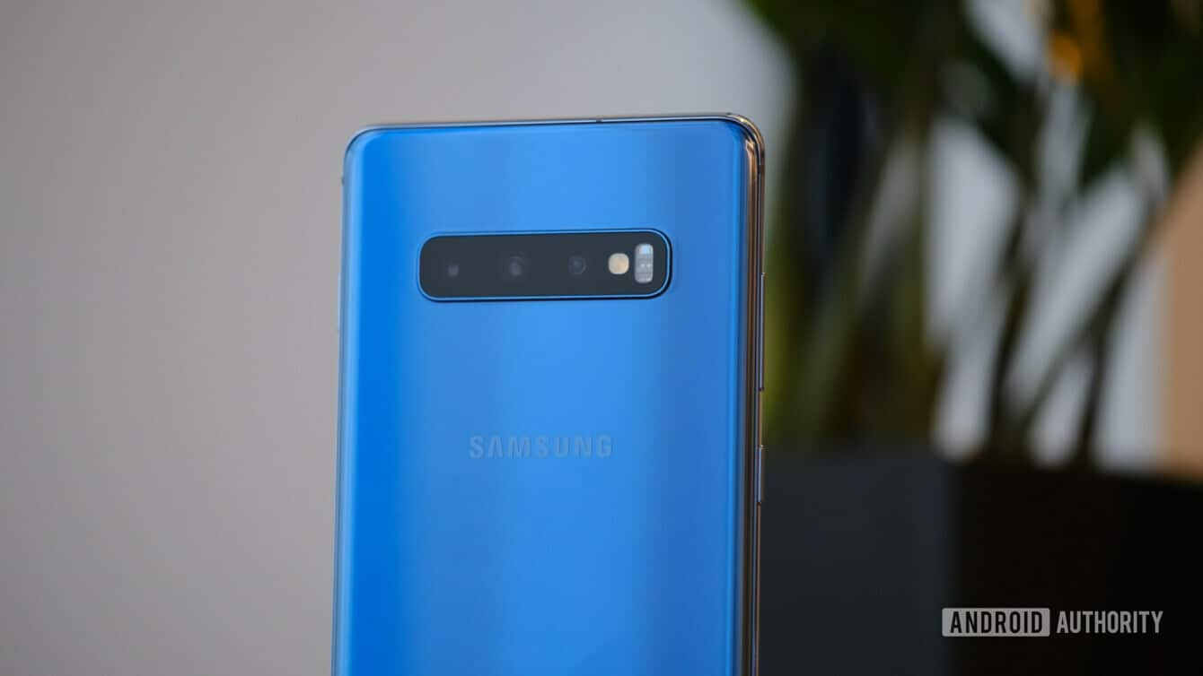 Cận cảnh 3 camera chính của Galaxy S10.