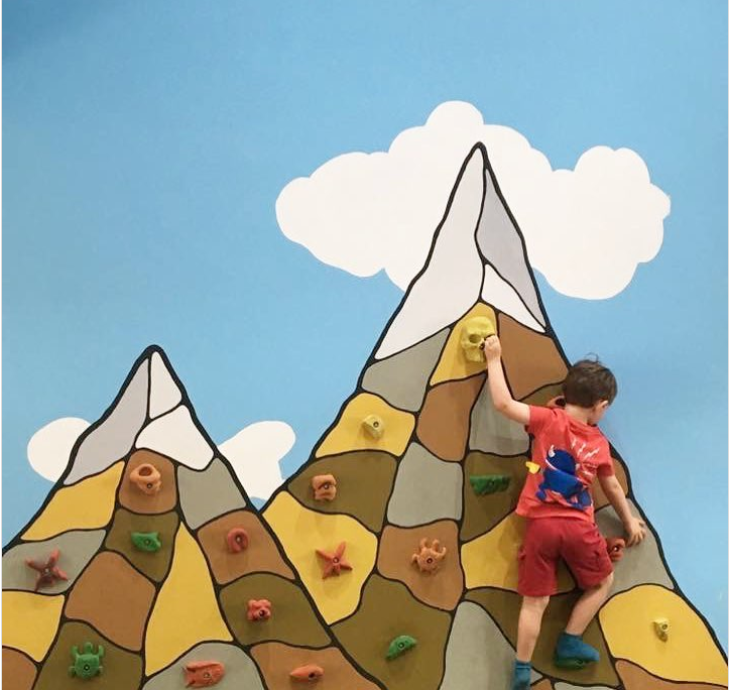 Một bức tường leo núi có thể là một ý tưởng tuyệt vời cho những đứa trẻ năng động.