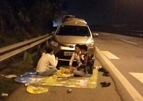   Hình ảnh nhóm người được cho là ngồi ăn trên đường cao tốc Nội Bài - Lào Cai đăng tải trên mạng xã hội ngày 16/2.   