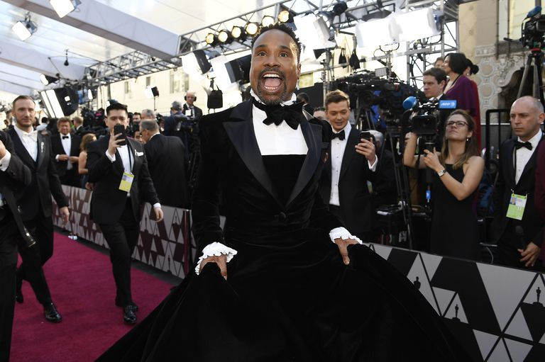 Nam tài tử mặc tuxedo kết hợp váy gây bão tại Oscar 2019