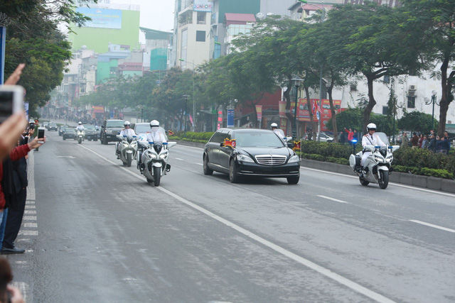 Đoàn xe Kim Jong Un trên đường phố Hà Nội. Ảnh: TN.