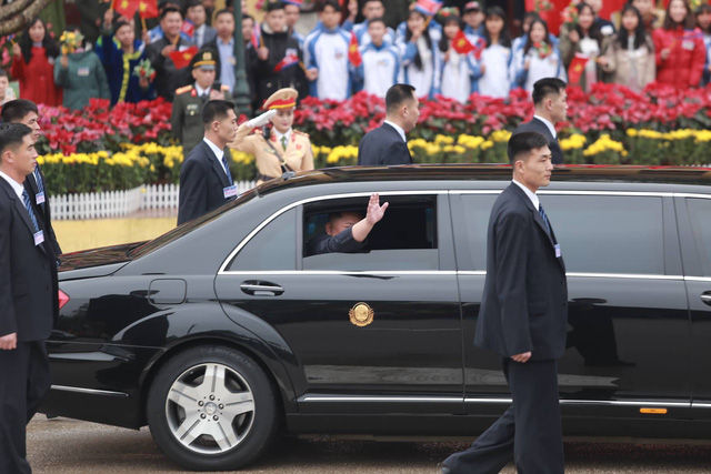 Chủ tịch Kim Jong Un vẫy tay chào nhân dân Lạng Sơn trong chiếc xe Mercedes-Benz S600 Pullman Guard.