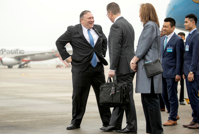 Ngoại trưởng Mỹ Mike Pompeo (trái) nói chuyện cùng Đại sứ Mỹ tại Việt Nam Daniel Kritenbrink khi đến sân bay Nội Bài - Ảnh: Reuters.
