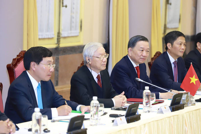Cùng dự hội đàm với Tổng bí thư và Chủ tịch nước Nguyễn Phú Trọng có các thành viên Chính phủ.