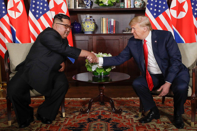   Trump-Kim trong cuộc gặp đầu tiên tại khách sạn Capella trên đảo Sentosa ở Singapore vào tháng 6/2018. Ảnh: AP.  