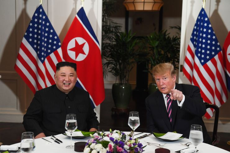 Tổng thống Mỹ Donald Trump dùng bữa với Chủ tịch Triều Tiên Kim Jong Un tối 27/2. Ảnh: CNBC.