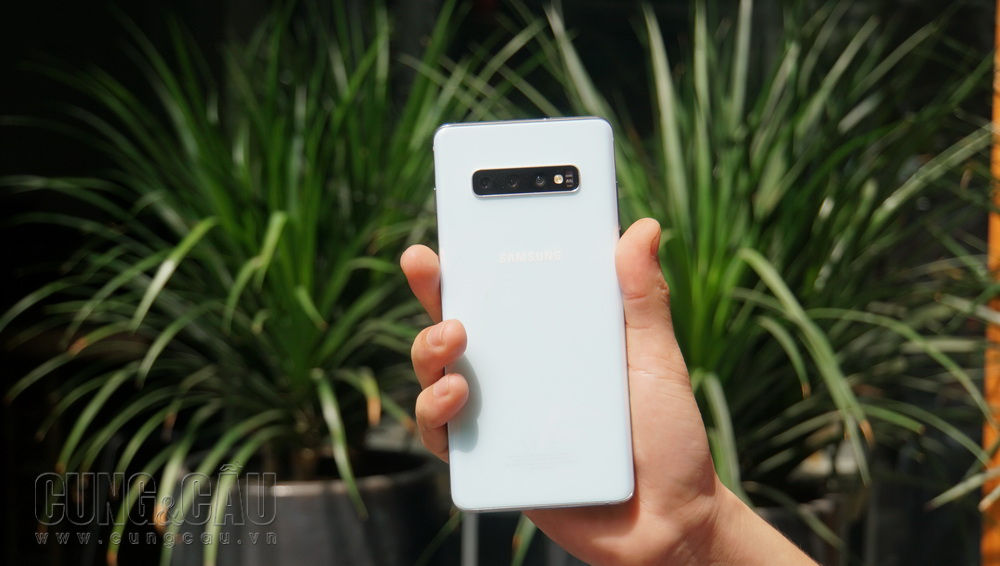 Trải nghiệm Samsung Galaxy S10 : Trắng xà cừ và màn hình khá rộng