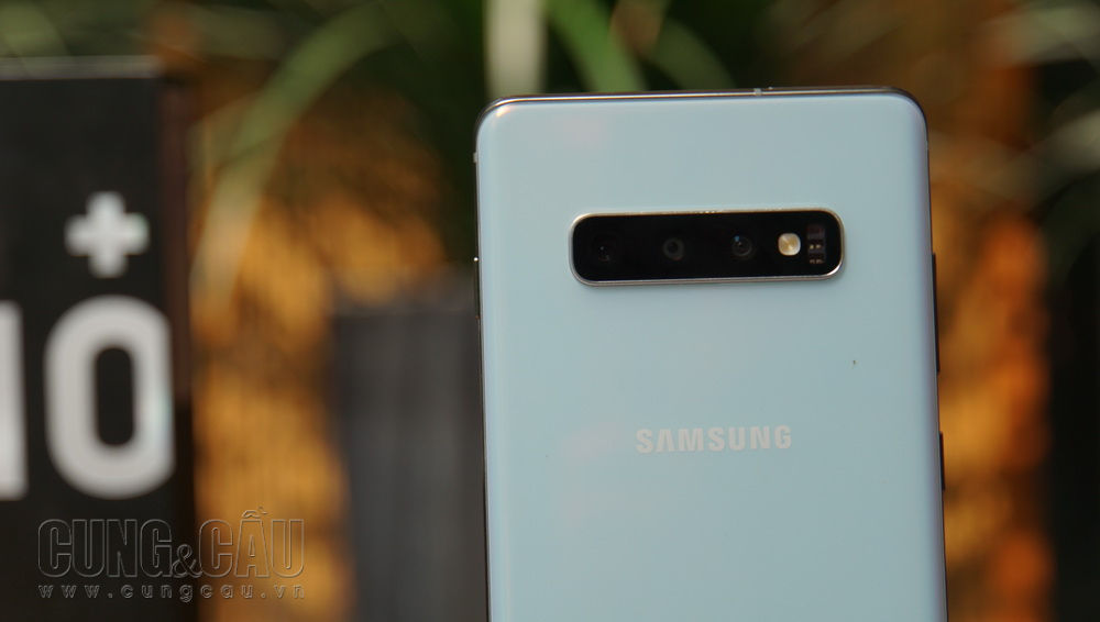 Trải nghiệm Samsung Galaxy S10 : Trắng xà cừ và màn hình khá rộng