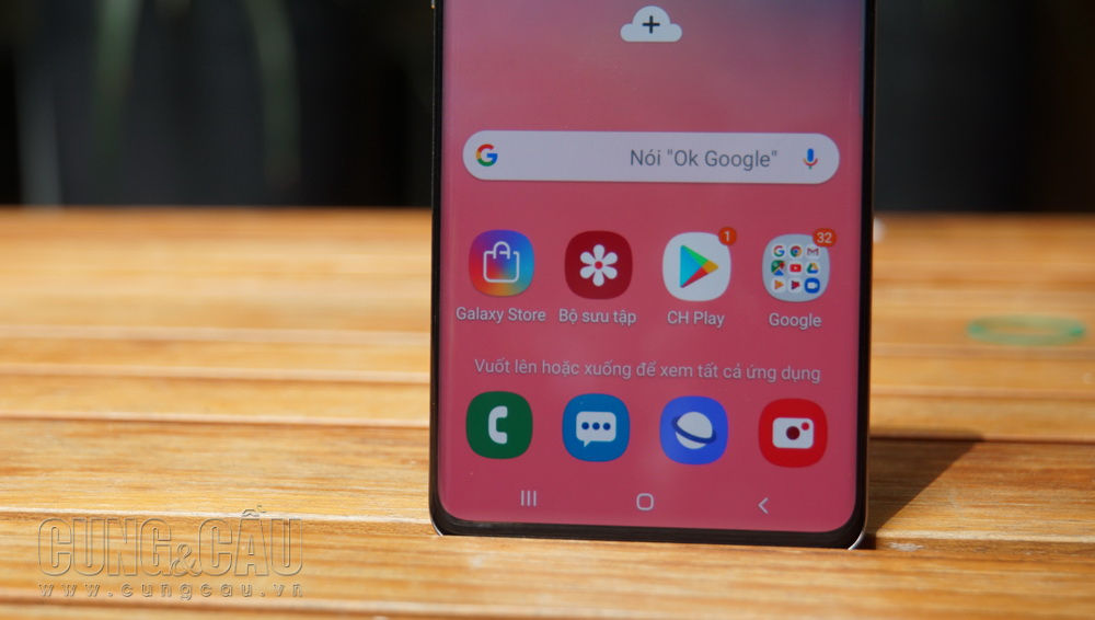 Trải nghiệm Samsung Galaxy S10 : Trắng xà cừ và màn hình khá rộng