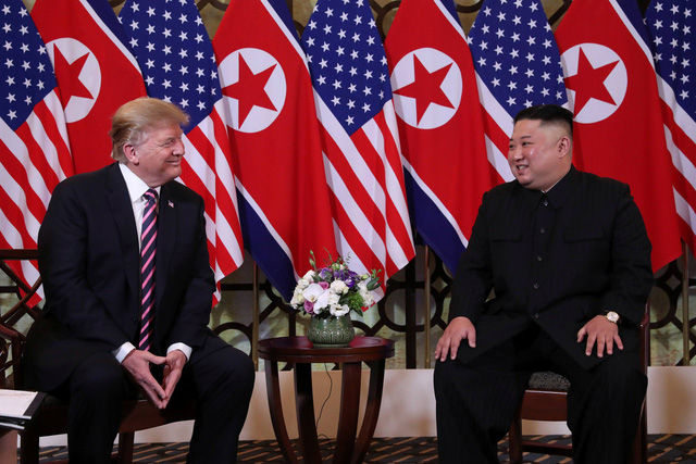   Chủ tịch Kim Jong Un và Tổng thống Trump cho thấy sự thoải mái trong ngày đầu tiên gặp nhau ở Hà Nội. Ảnh: Reuters.  