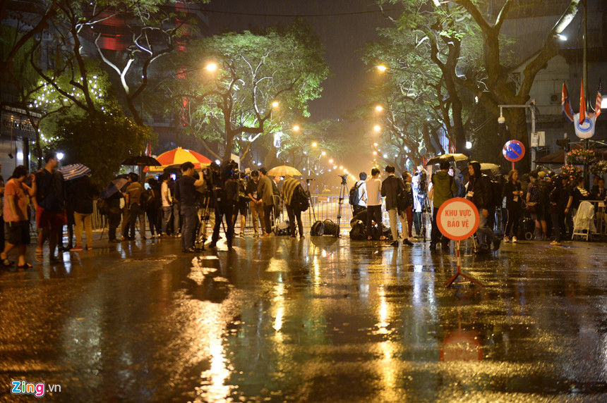 Hàng chục phóng viên đứng đợi bên ngoài dưới trời mưa nặng hạt lúc nửa đêm. Ảnh: Zing.vn  