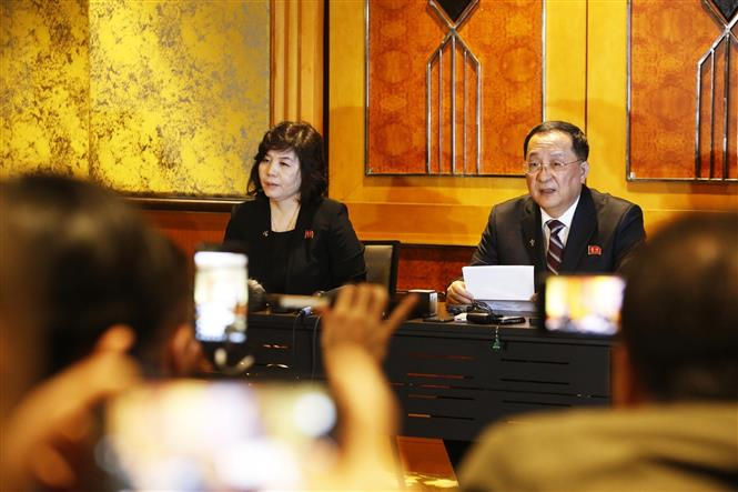 Bộ trưởng Bộ Ngoại giao Triều Tiên Ri Yong Ho (phải) chủ trì họp báo về Hội nghị Thượng đỉnh Mỹ - Triều lần thứ hai. Ảnh: TTXVN