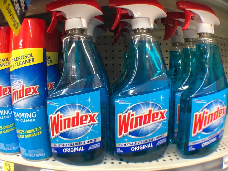 Chất tẩy rửa Windex.