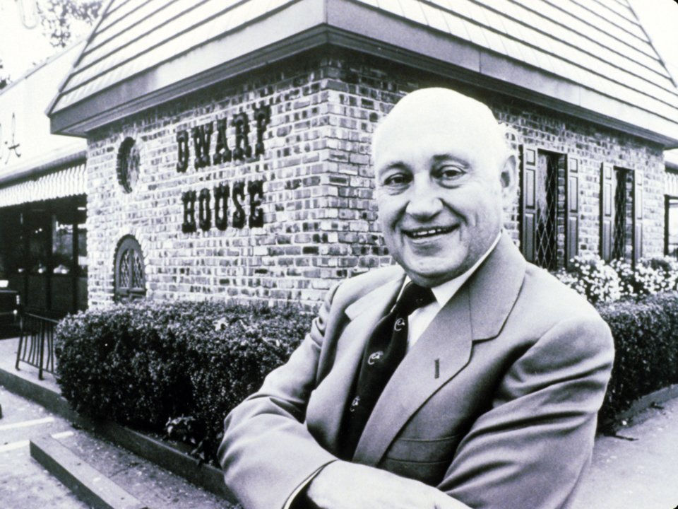Samuel Truett Cathy người thành lập chuỗi cửa hàng thức ăn nhanh.