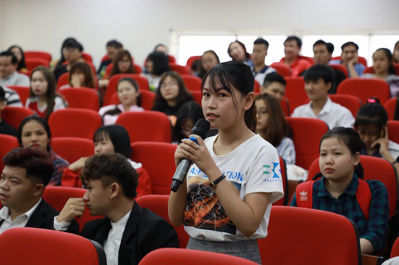 Sinh viên đặt câu hỏi với Ban tổ chức tại buổi phát động cuộc thi.