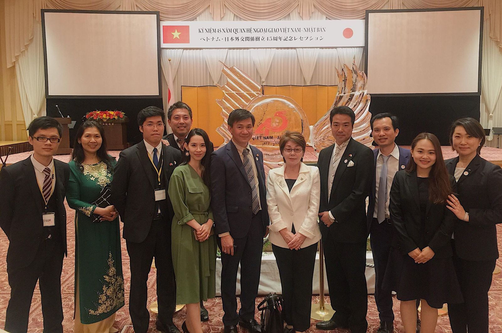 Mai Hoài Giang chụp ảnh lưu niệm cùng các đại biểu tại lễ kỷ niệm 45 năm quan hệ ngoại giao Việt nam - Nhật bản