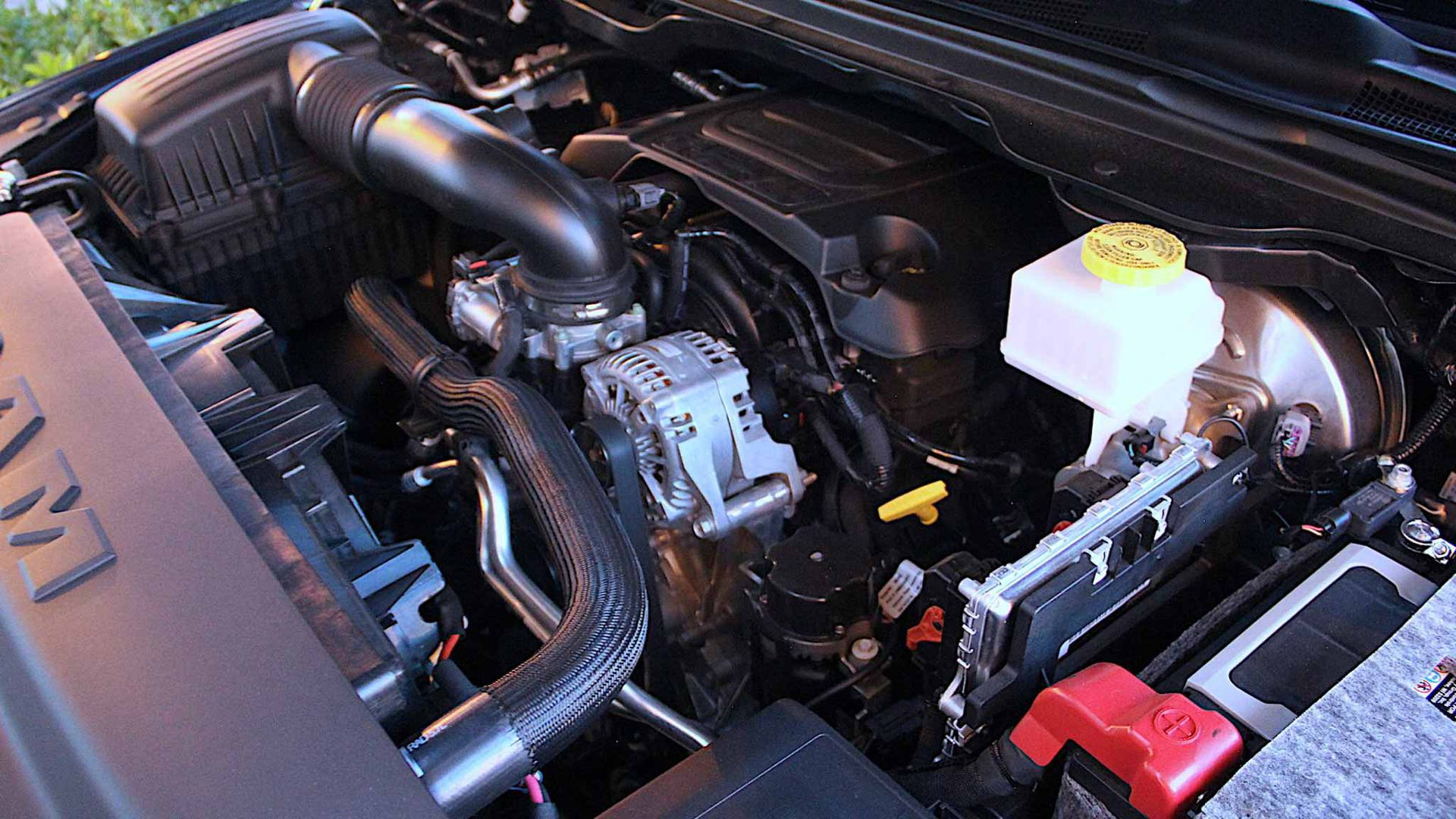 Khối động cơ xăng V8, 5.7L HEMI, cho công suất 395 mã lực và mô-men xoắn đạt 555Nm.