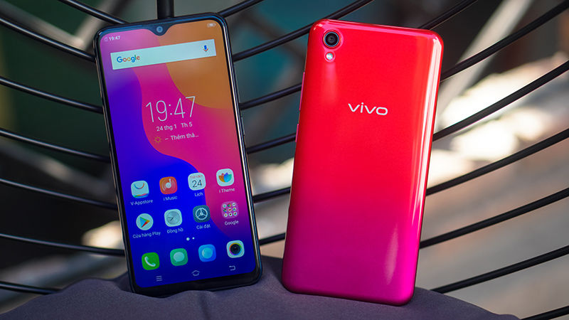 Tại thị trường Việt Nam, Vivo Y91c có 2 màu đỏ và xanh đen, với giá 2,99 triệu đồng.