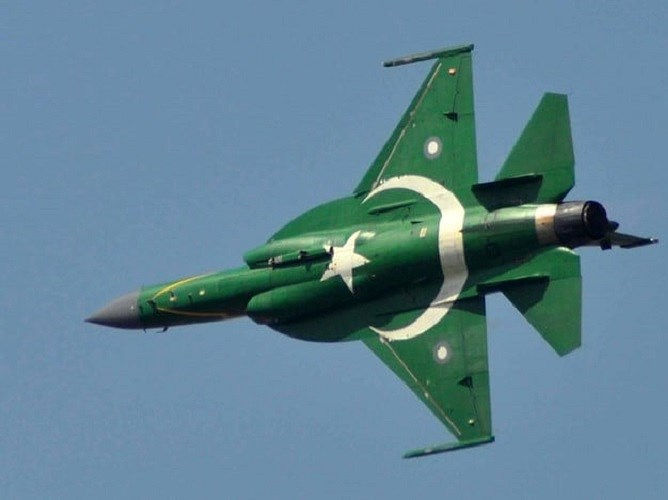   Không quân: Pakistan đang vận hành 425 máy bay chiến đấu có xuất xứ từ Pháp, Mỹ, Trung Quốc còn Ấn Độ có 800 máy bay sẵn sàng chiến đấu, nhưng chiếm tỉ trọng lớn vẫn là các loại từ thời Liên-xô như MiG-21 và MiG-27.   