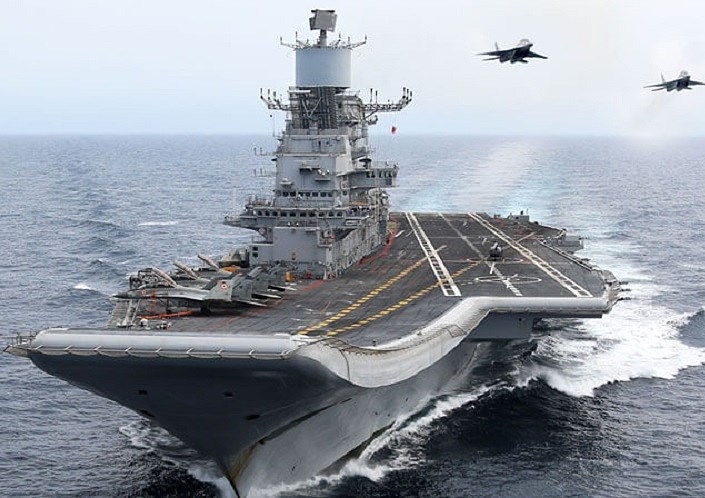   Hải quân: Ấn Độ có lực lượng vượt trội hơn hẳn với đủ các loại tàu ngầm, tàu mặt nước và tàu sân bay do có đường bờ biển dài gấp 10 lần Pakistan.  