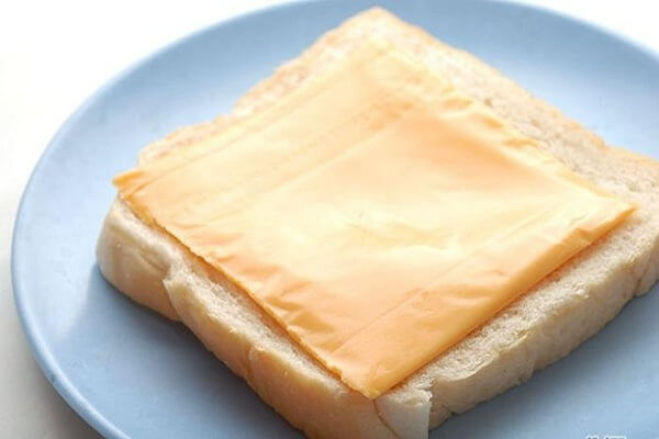 Món ngon mỗi ngày: Bánh mì Sandwich cuộn xúc xích cho buổi sáng