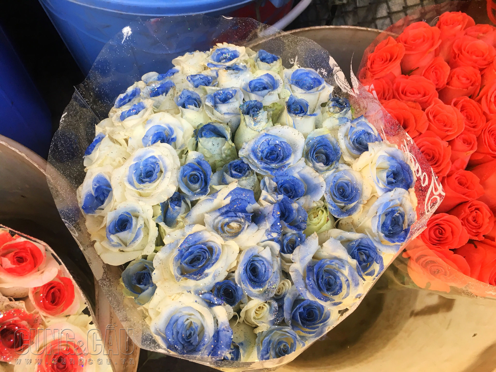 Hoa hồng Đà Lat rắc kim tuyến mức giá 200.000 đống/bó (50 hoa).