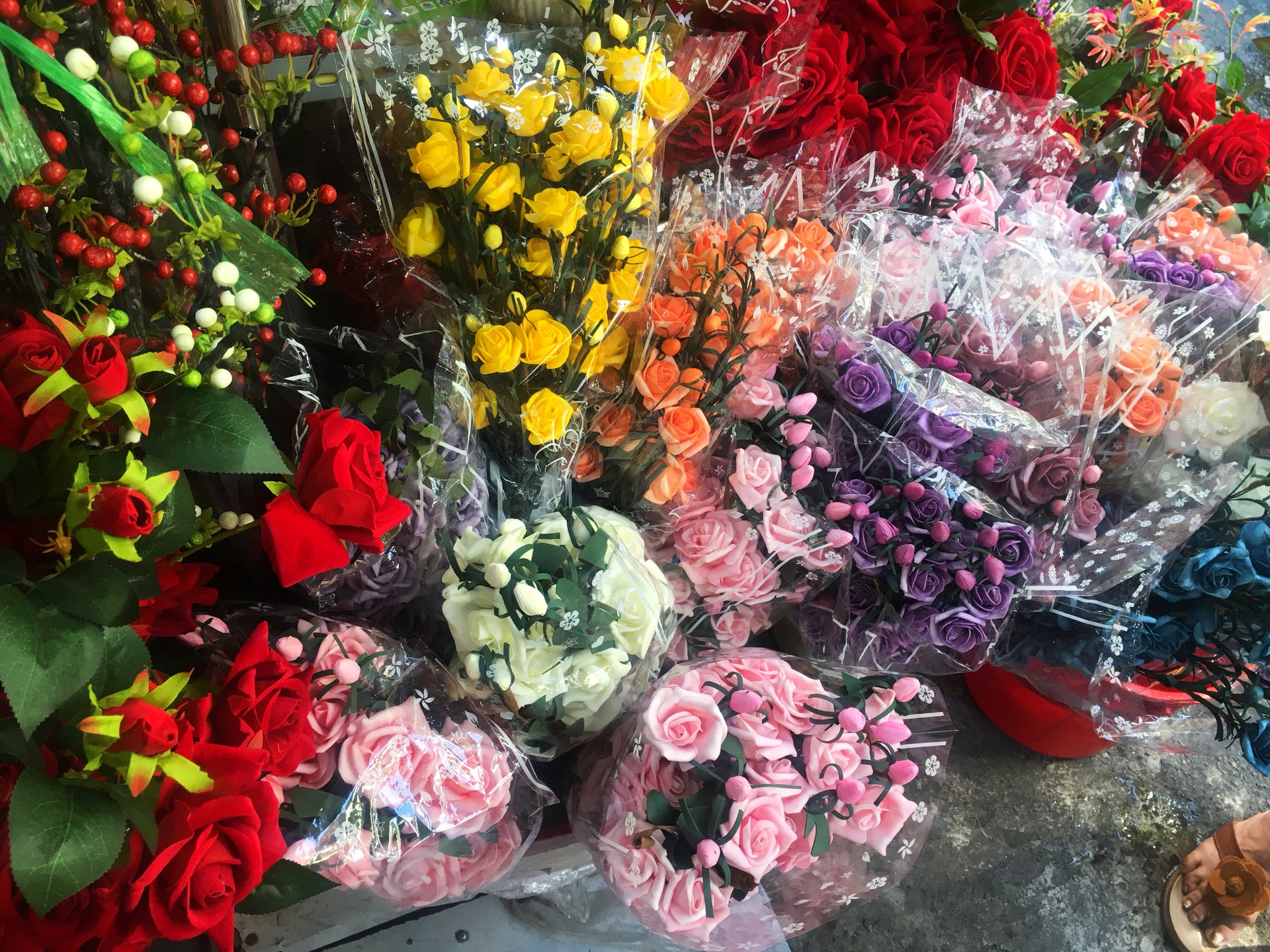 Một cửa hàng chuyên cung cấp các loại hoa sáp ở chợ hoa Hồ Thị Kỷ.