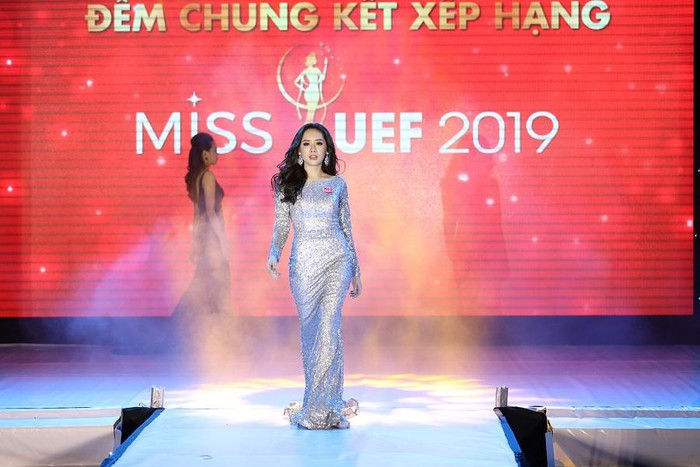 Phan Ngọc Quý-Hoa khôi Miss UEF 2019 thể hiện phần thi trang phục dạ hội.