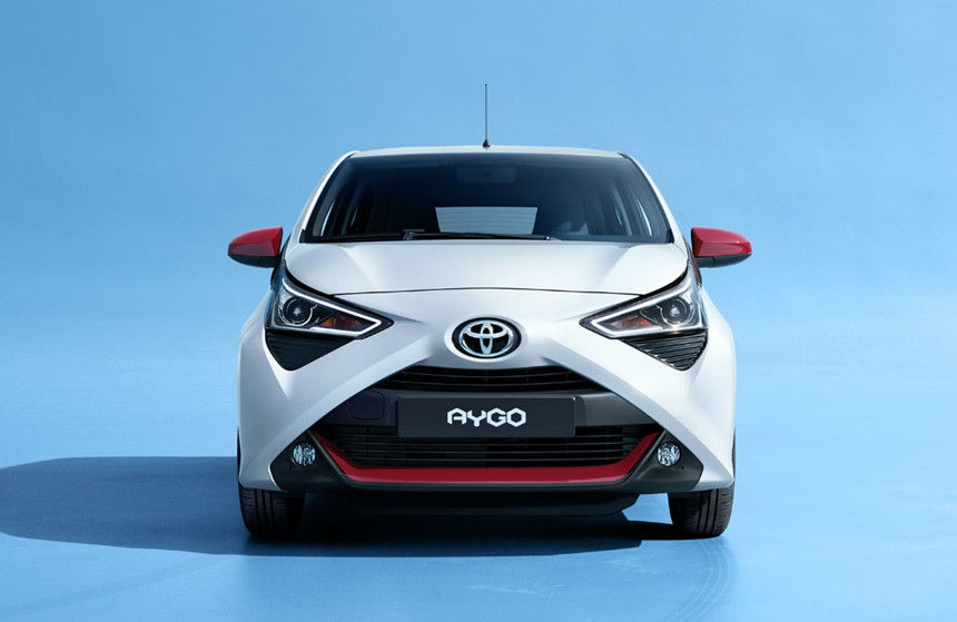 Phần đầu xe với phong cách thiết kế thừa hưởng theo đúng ngôn ngữ đặc trưng riêng của Toyota toàn cầu.