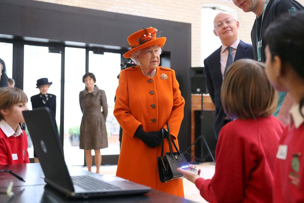 Nữ hoàng Anh lần đầu diện trang phục cam san hô trên Instagram hoàng gia