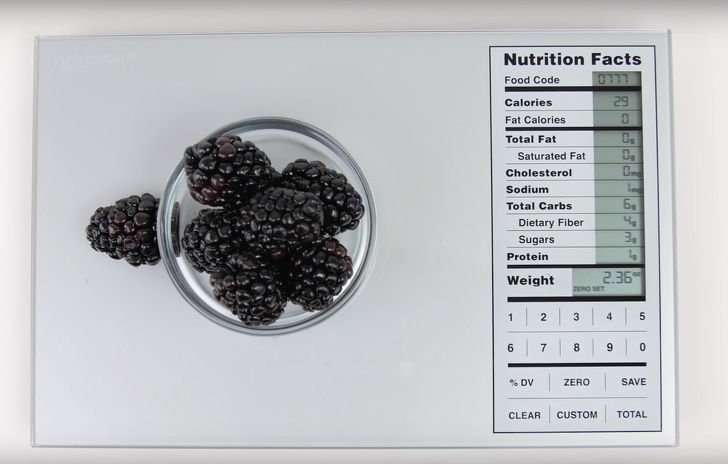   Đây là một công cụ tuyệt vời cho những người đang cố gắng kiểm soát chế độ ăn kiêng. Chiếc cân có thể ghi nhớ dữ liệu của hơn 2.000 loại thực phẩm.  Bạn có thể sử dụng cân để đo các thành phần trong bữa ăn của mình, theo dõi mức calo và điều chỉnh chế độ ăn cho phù hợp.  