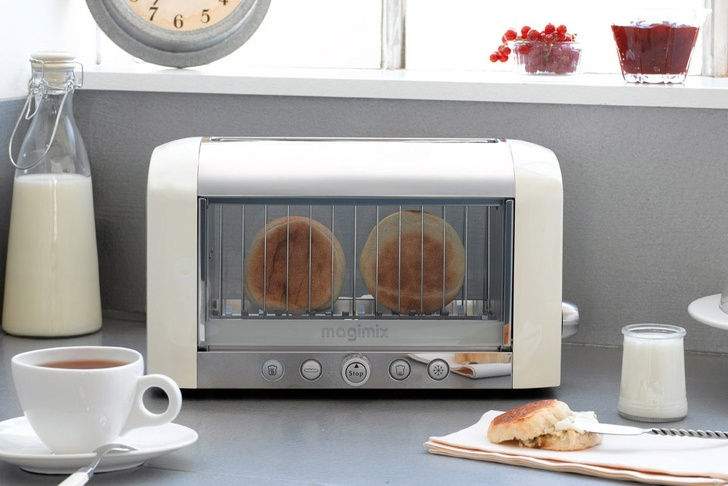 Máy nướng bánh mì với cửa làm bằng kính chịu nhiệt trong suốt này, bạn có thể theo dõi và dừng quá trình nướng bánh bất cứ lúc nào nếu nhận ra bánh bị quá lửa.