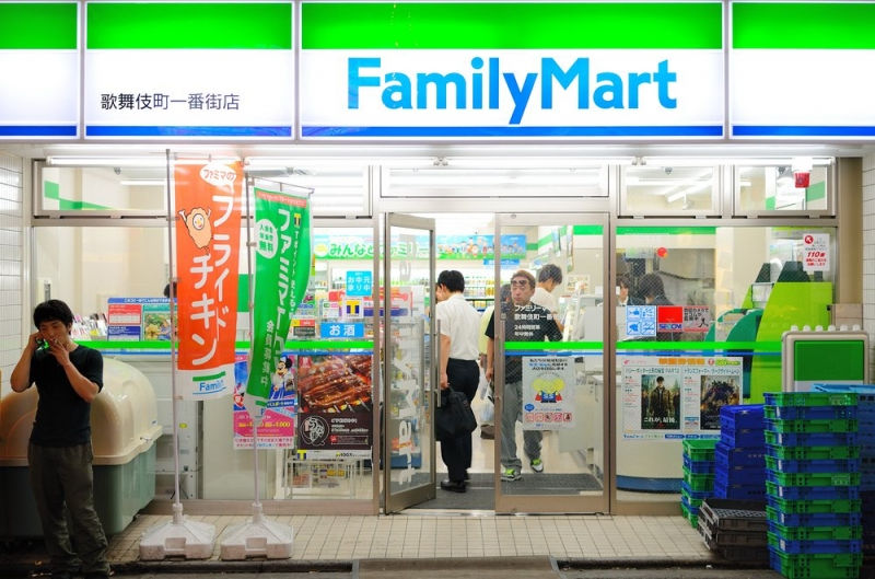 Family Mart và các siêu thị mini đang cạnh tranh khốc liệt.