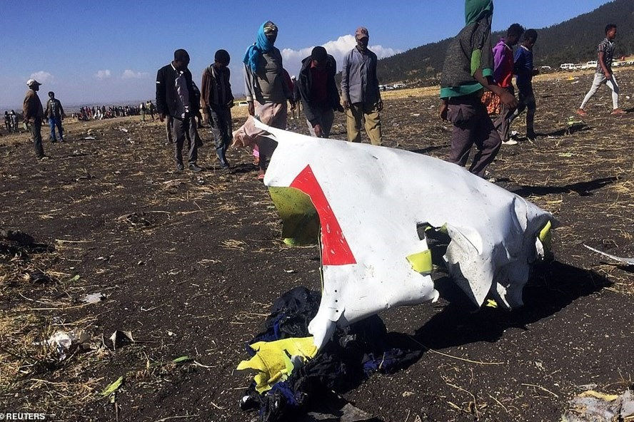 Hiện trường vụ rơi máy bay Ethiopian Airlines ngày 10.3. Ảnh: Reuters.