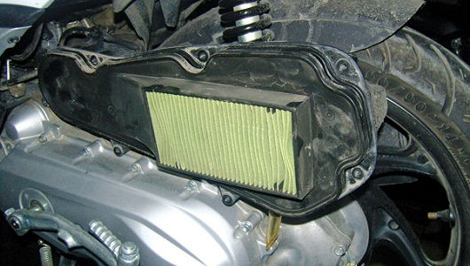 Lọc gió trên xe được ví như lá phổi trên người, nếu bộ phận này dơ xe máy dễ bị tình trạng hao xăng.