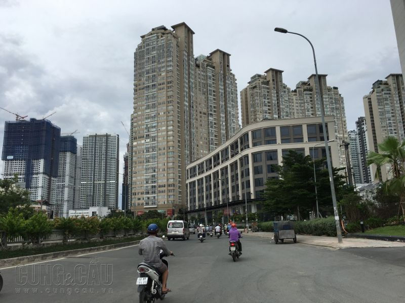Đường Nguyễn Hữu Cảnh oằn mình gánh hàng chục ngàn căn hộ.