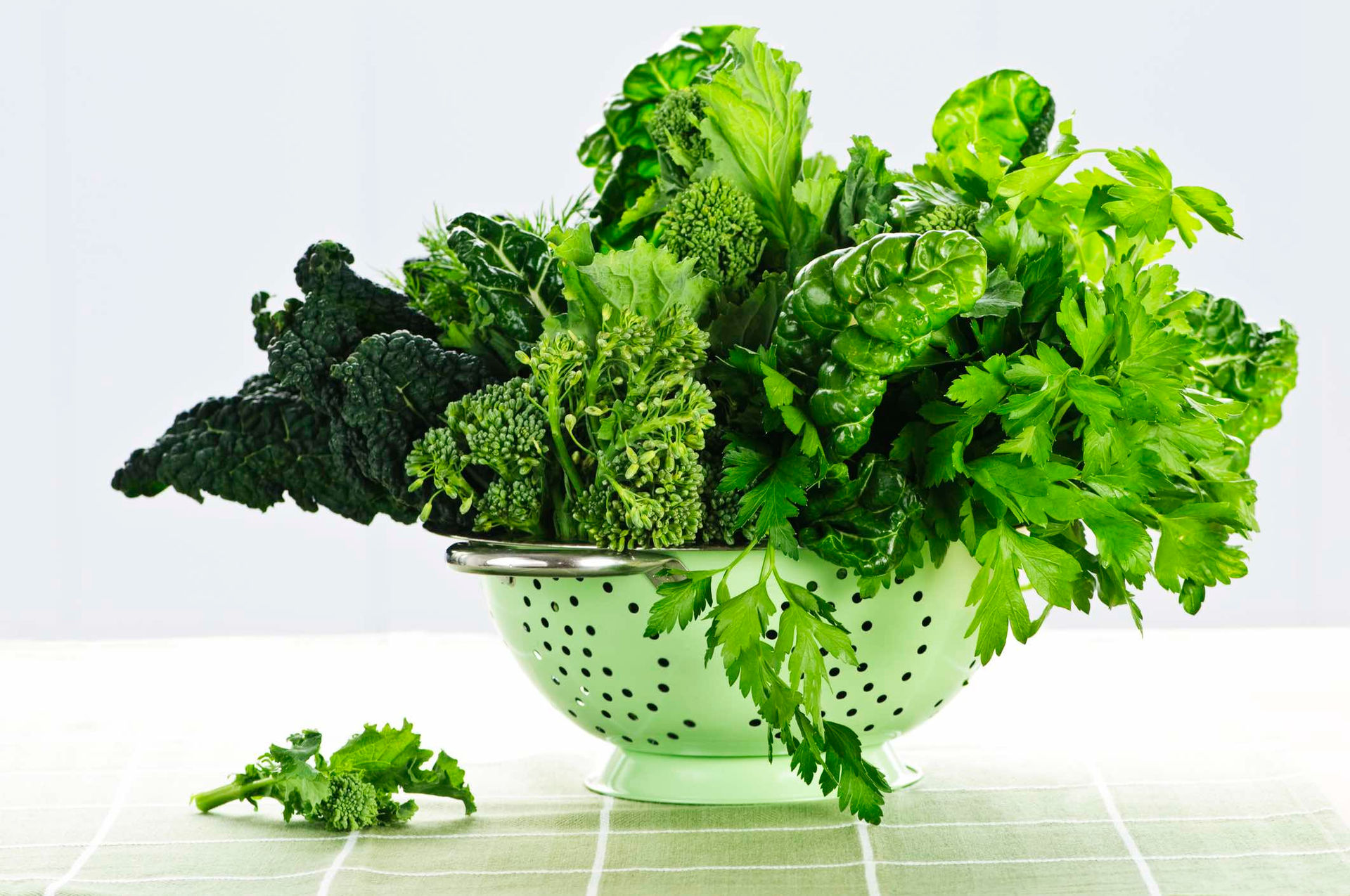  Các loại rau lá xanh đậm giàu vitamin C, giúp thúc đẩy sản sinh collagen tự nhiên