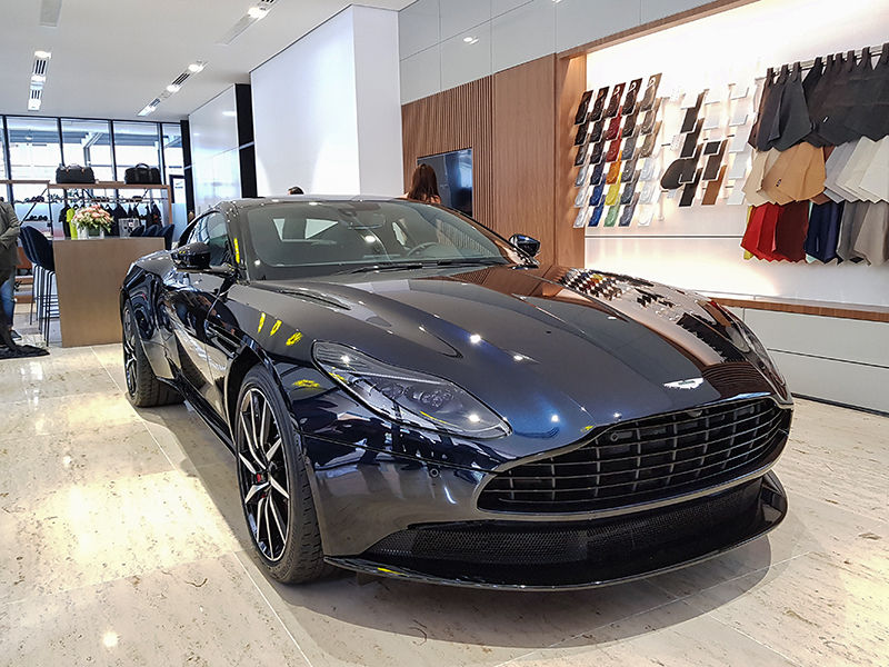 Phần đầu xe Aston Martin DB11.