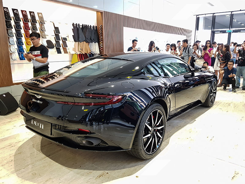Phần sau chiếc Aston Martin DB11 có giá 15,7 tỷ đồng.